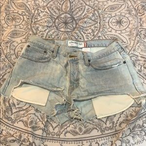Light wash Levi jean shorts